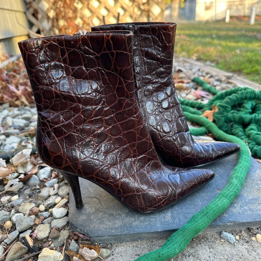 SOLD!! Vintage ‘90s Nine West Brown Textured Leather Heeled booties